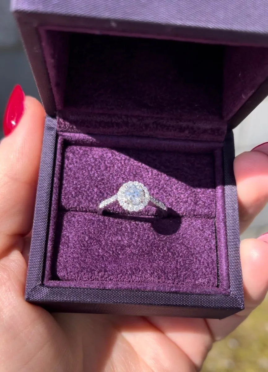 Diamond engagement ring - Image 1