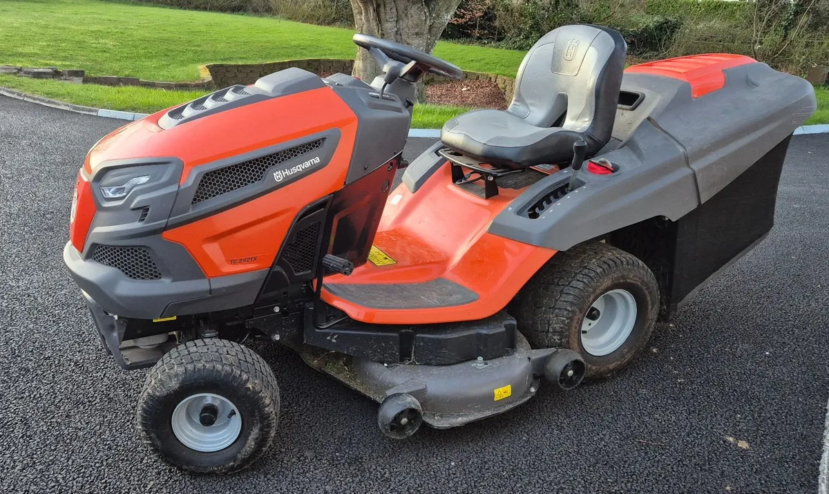 Husqvarna TC242TX 42" 108cm Ride on Lawnmower Twin - Image 2