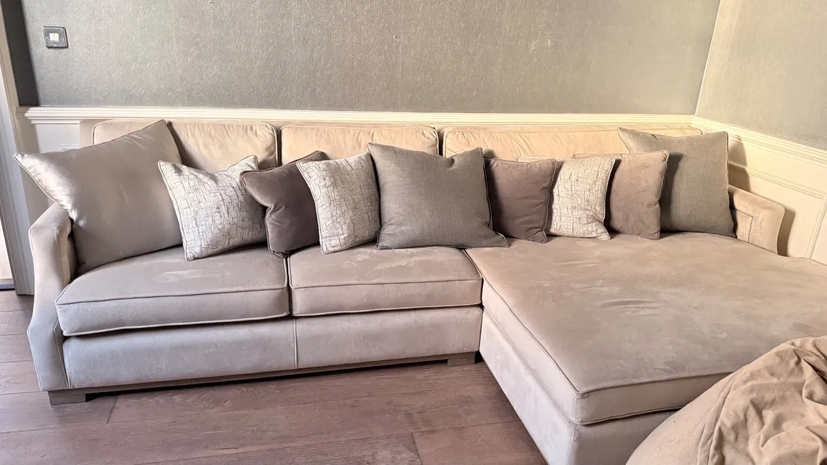 Luxury Corner Sofa with Chaise - Image 1