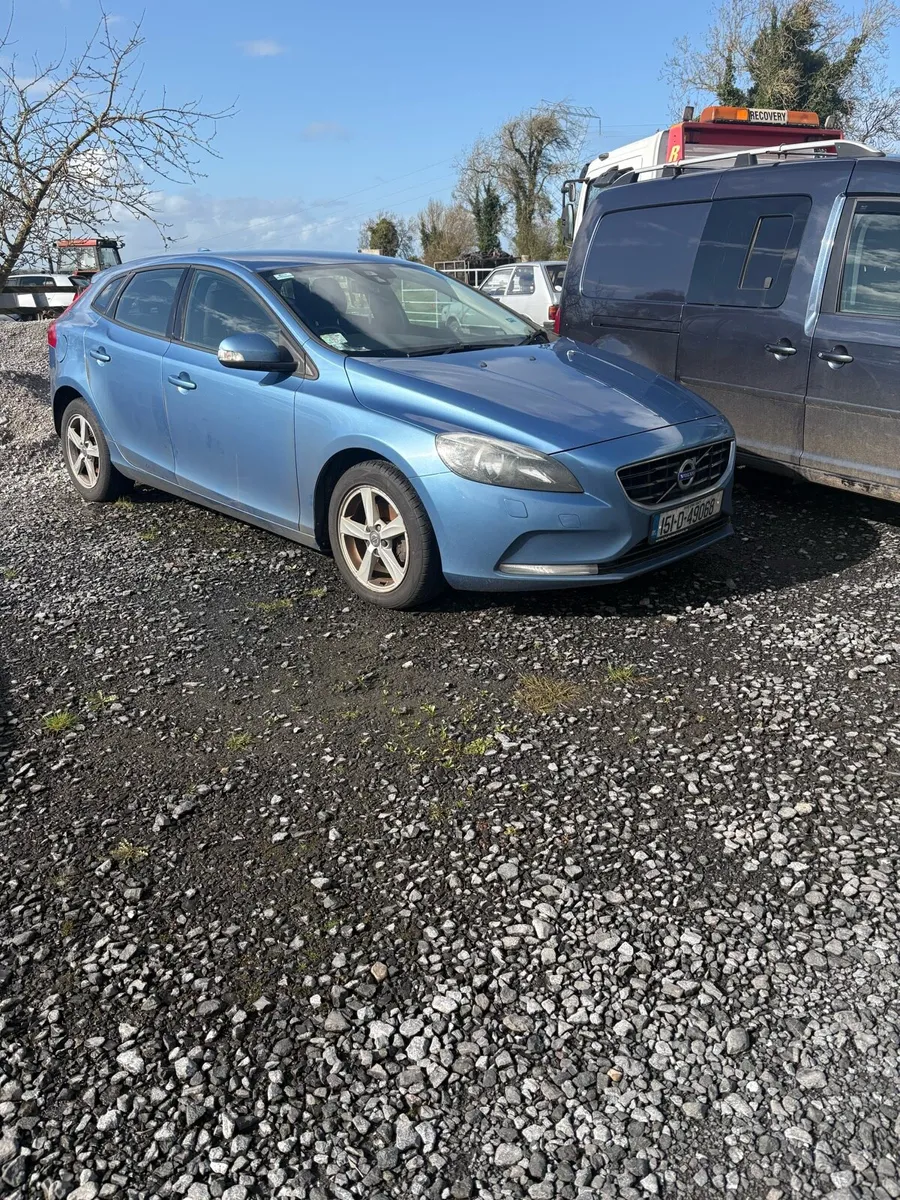 2015 Volvo V40 1.6 diesel, T belt broken. - Image 1