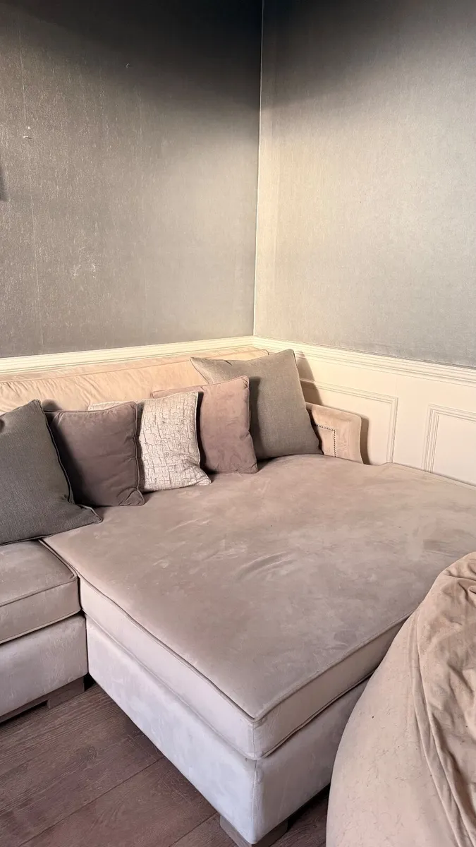 Luxury Corner Sofa with Chaise - Image 4