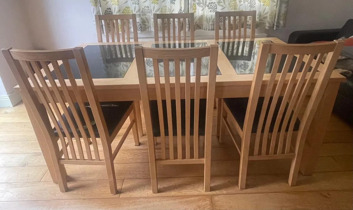 Table and chairs - Image 2