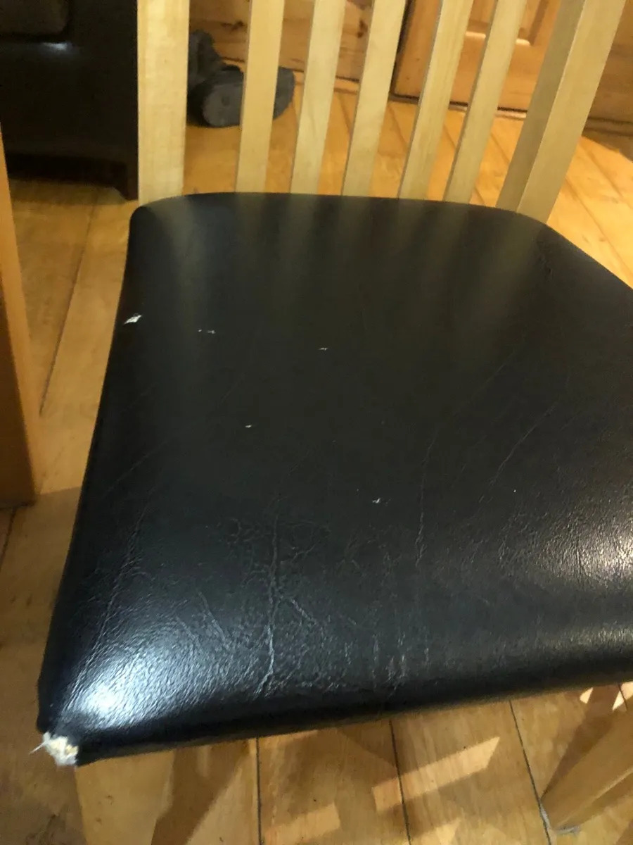 Table and chairs - Image 3