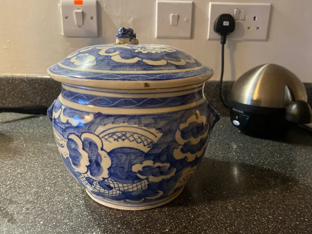Antique oriental jar - Image 1