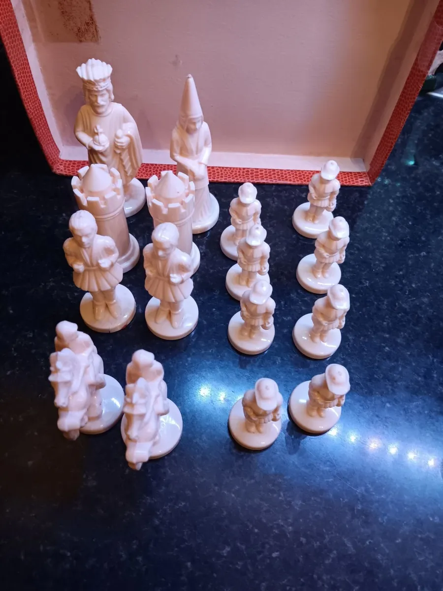 Vintage  Spanish chess set - Image 2