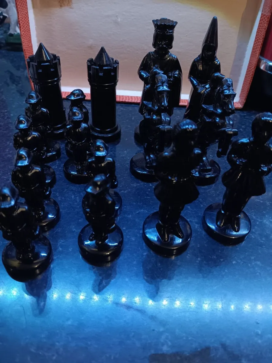 Vintage  Spanish chess set - Image 3