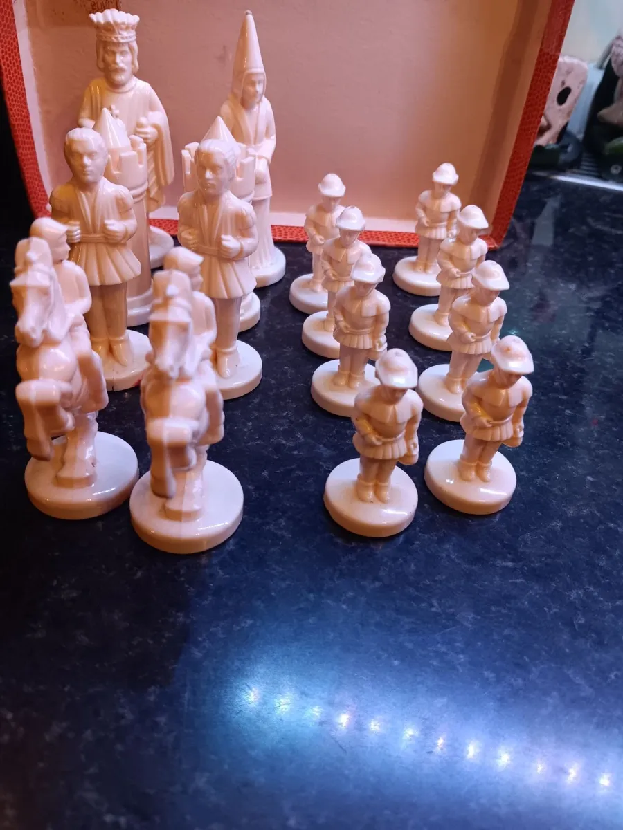 Vintage  Spanish chess set - Image 4