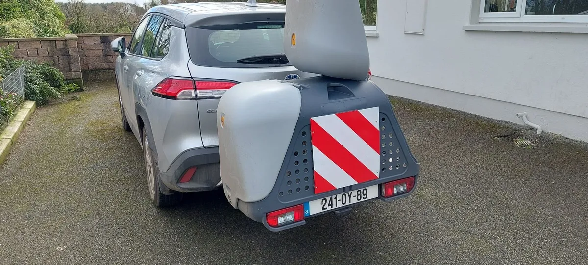 Dog box for car hitch - Image 3