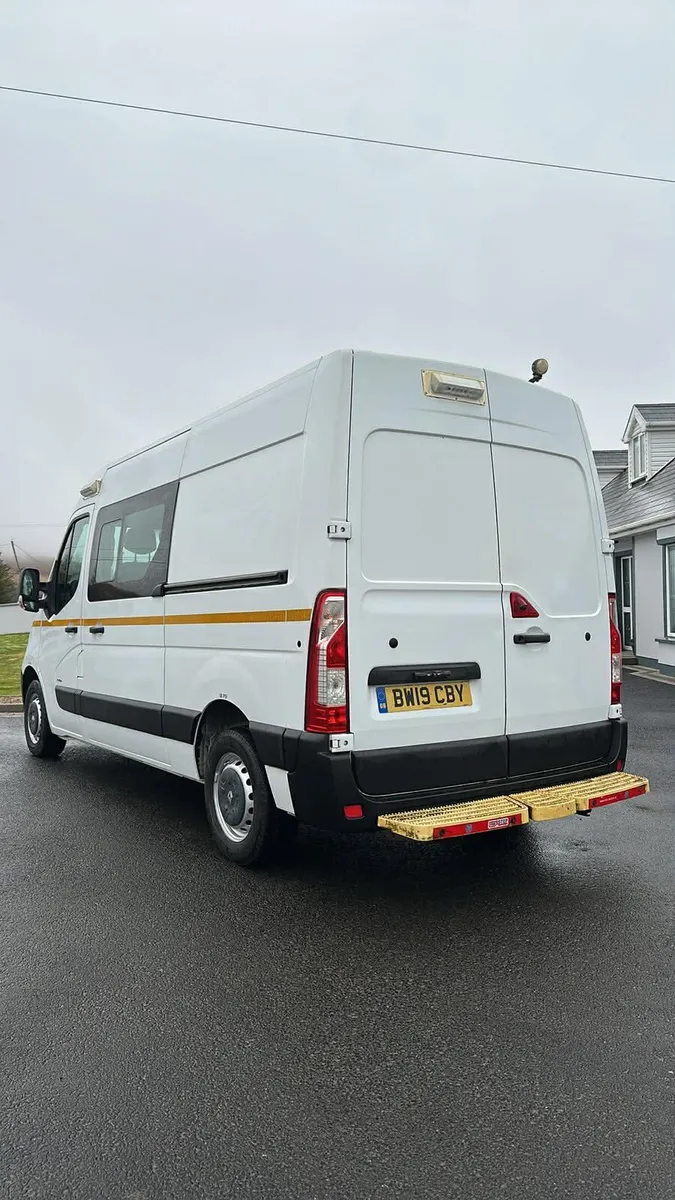 2019 renault master welfare van 6 seater - Image 3