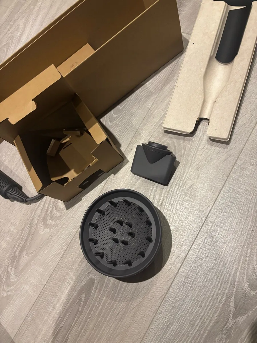 Dyson supersonic hairdryer - Image 3