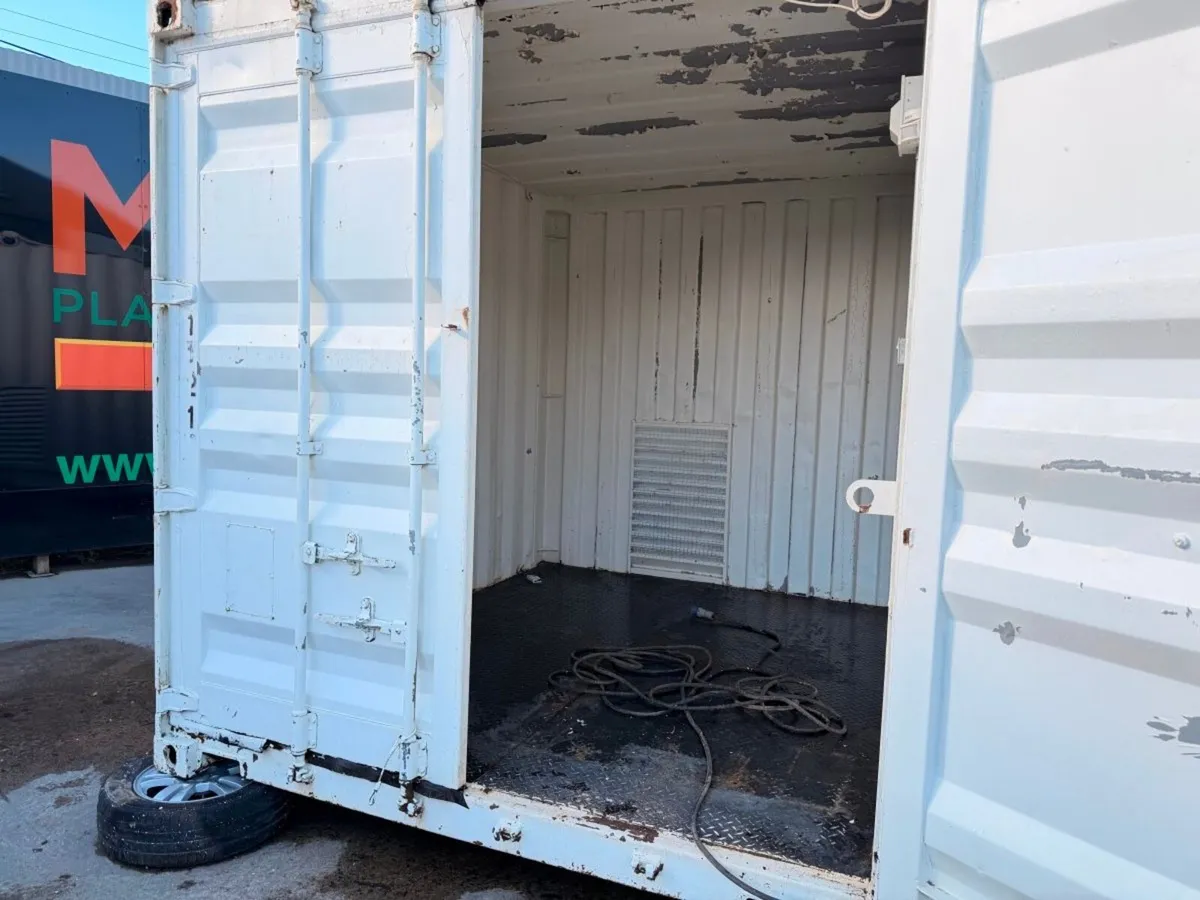 10 x 8 site container vented + checker plated floo - Image 4