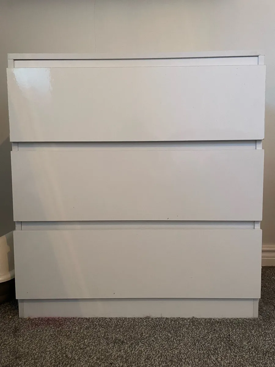 White chest of drawers - Image 1