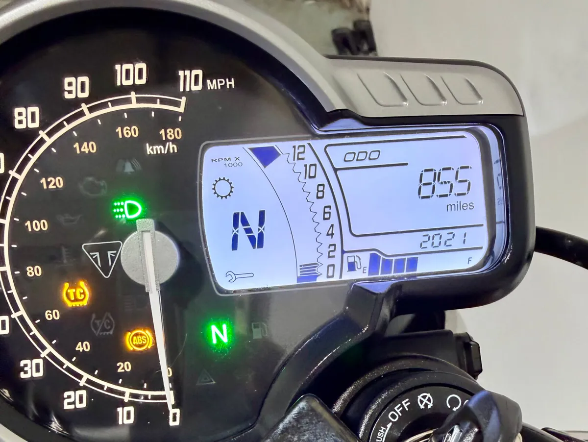 TRIUMPH STREET TWIN 400 2025 - Image 3