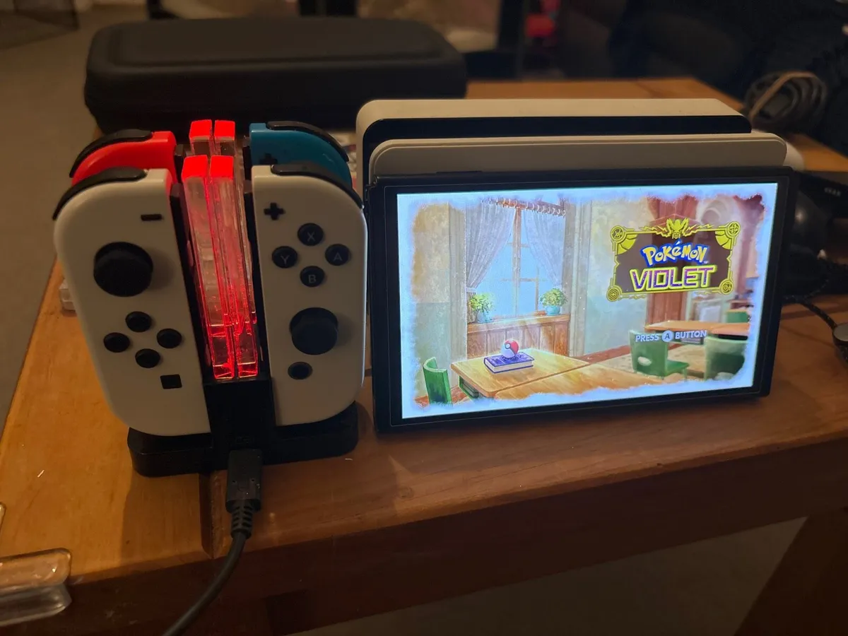 Switch OLED with 4 joy-cons and accessories - Image 3