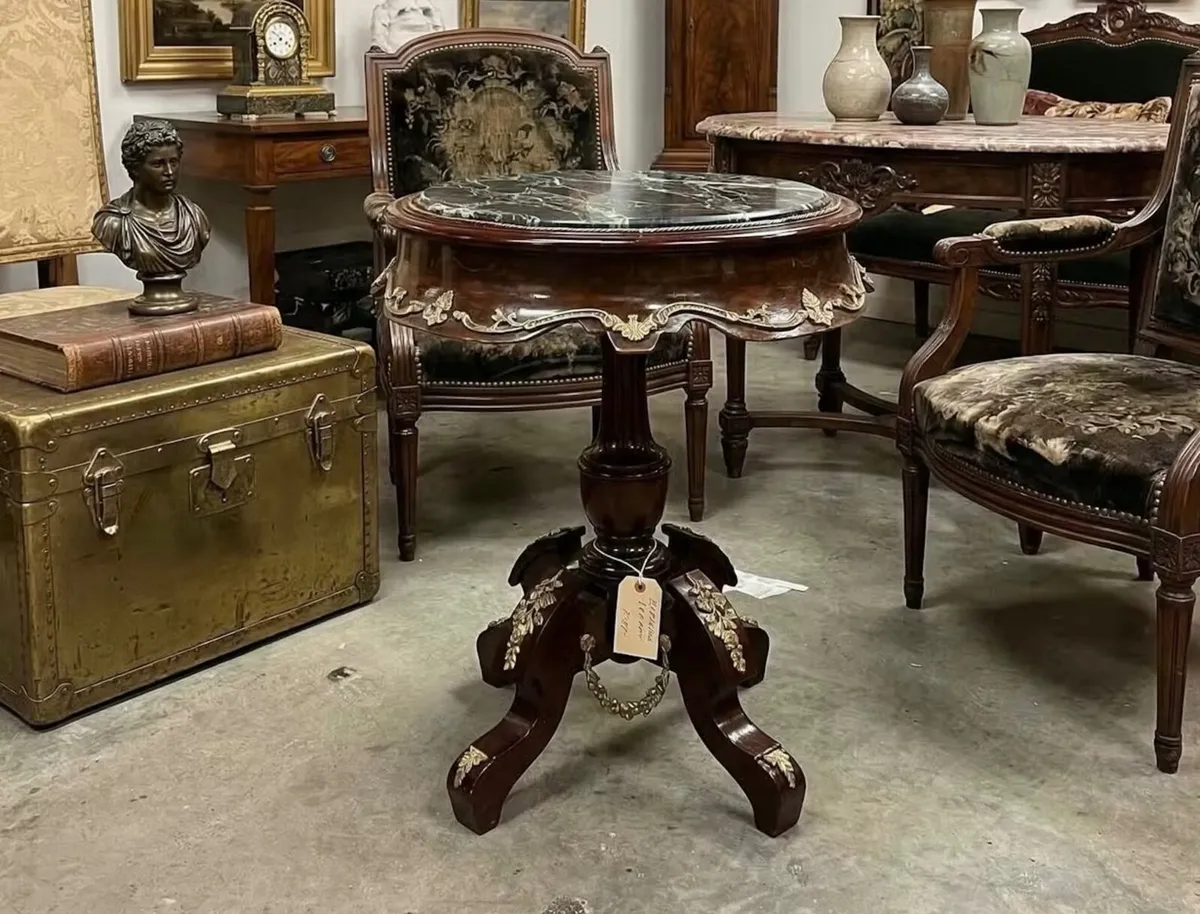 Very nice medium sized pod table with marble top