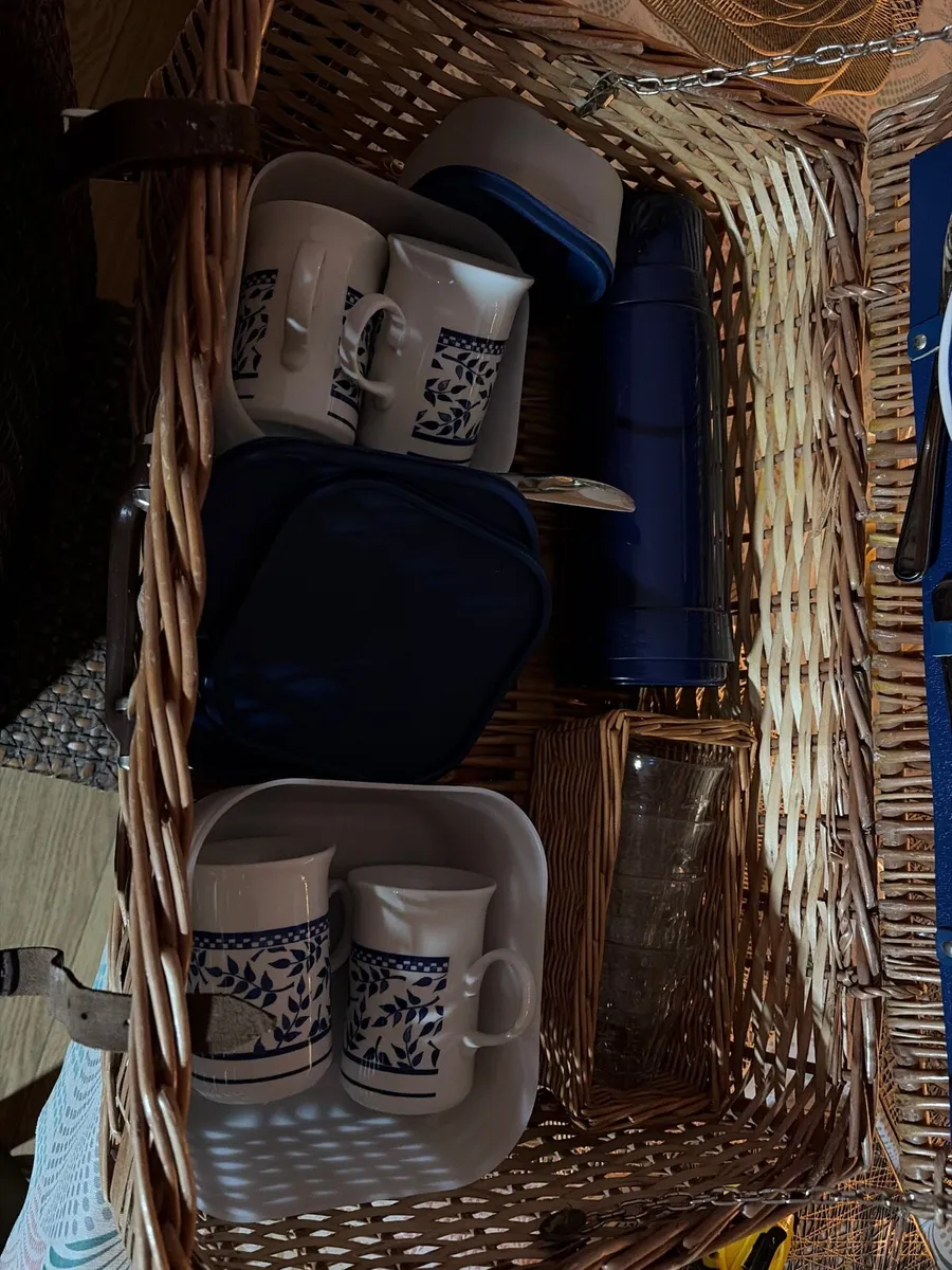 Wicker quality picnic hamper 23” long and 15” wide - Image 3