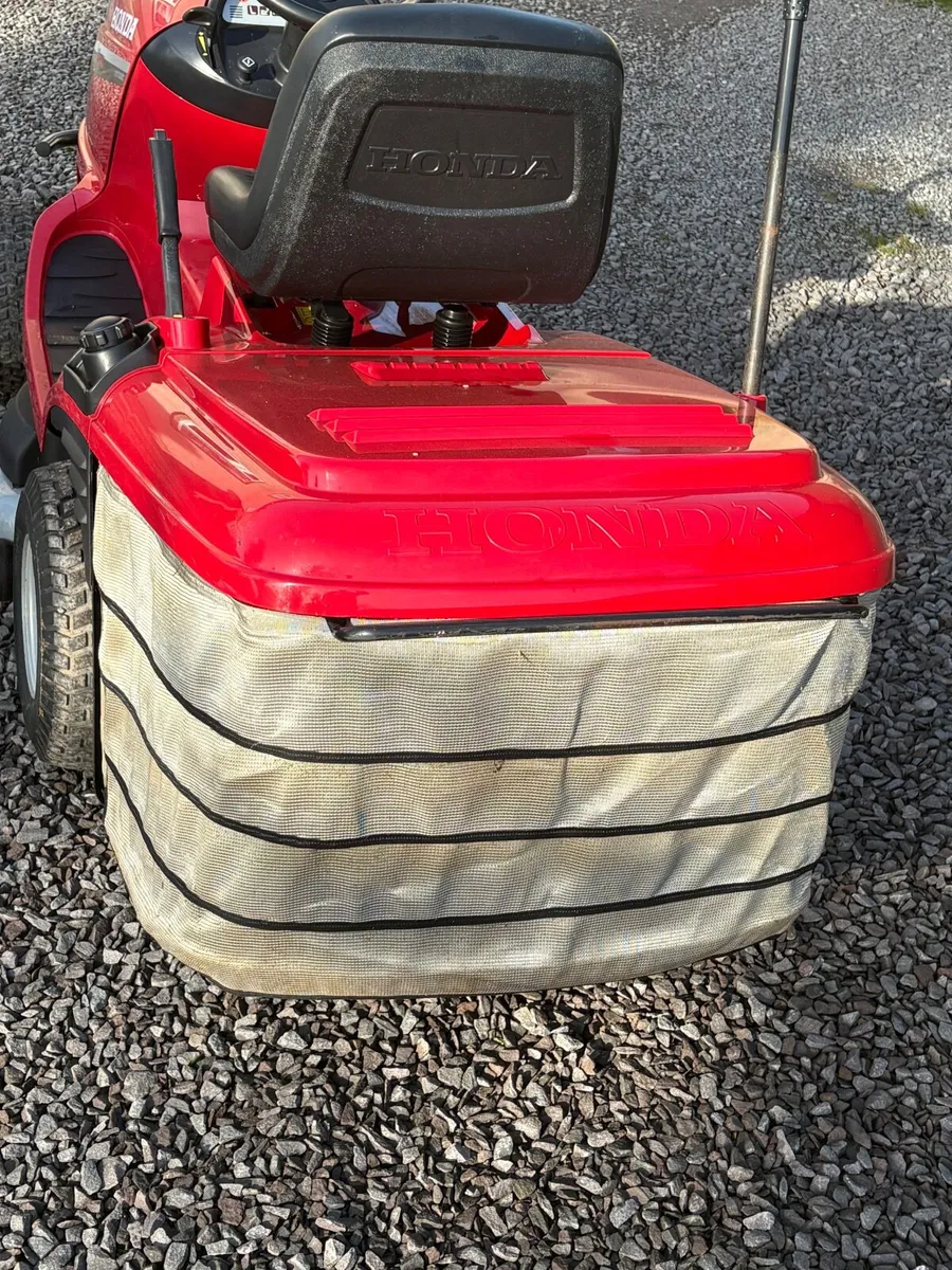 Honda 2417 Ride on lawnmower - Image 4