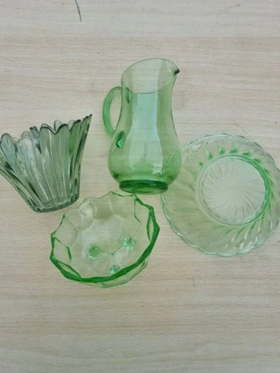 Collection of green pressed glass - Image 4