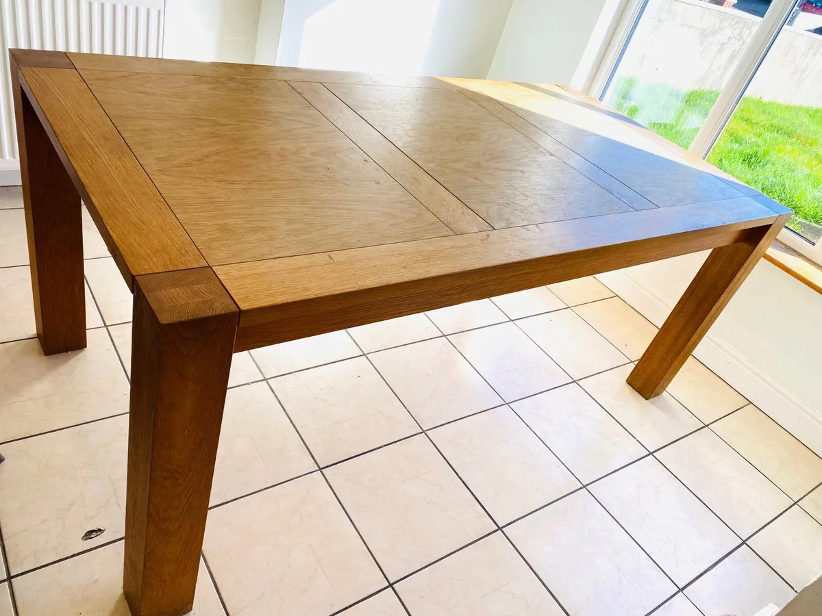 Excellent condition solid oak dining table - Image 1
