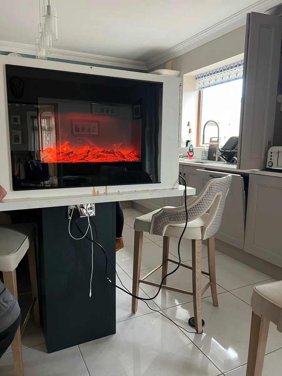 Wall mounted electric flame effect fire