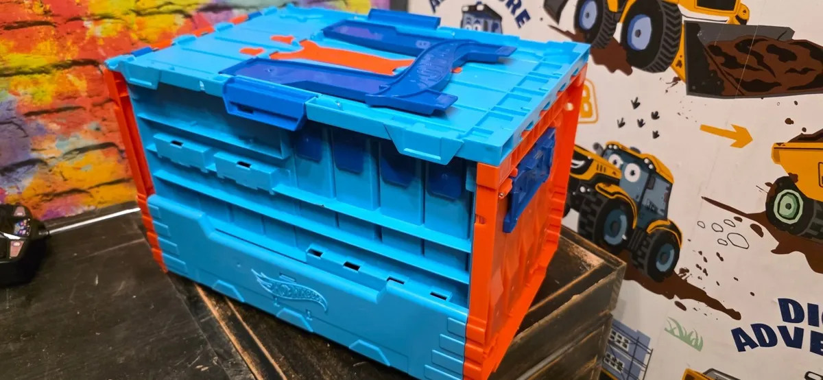 Hot wheels racing track + 2 remote control cars - Image 1