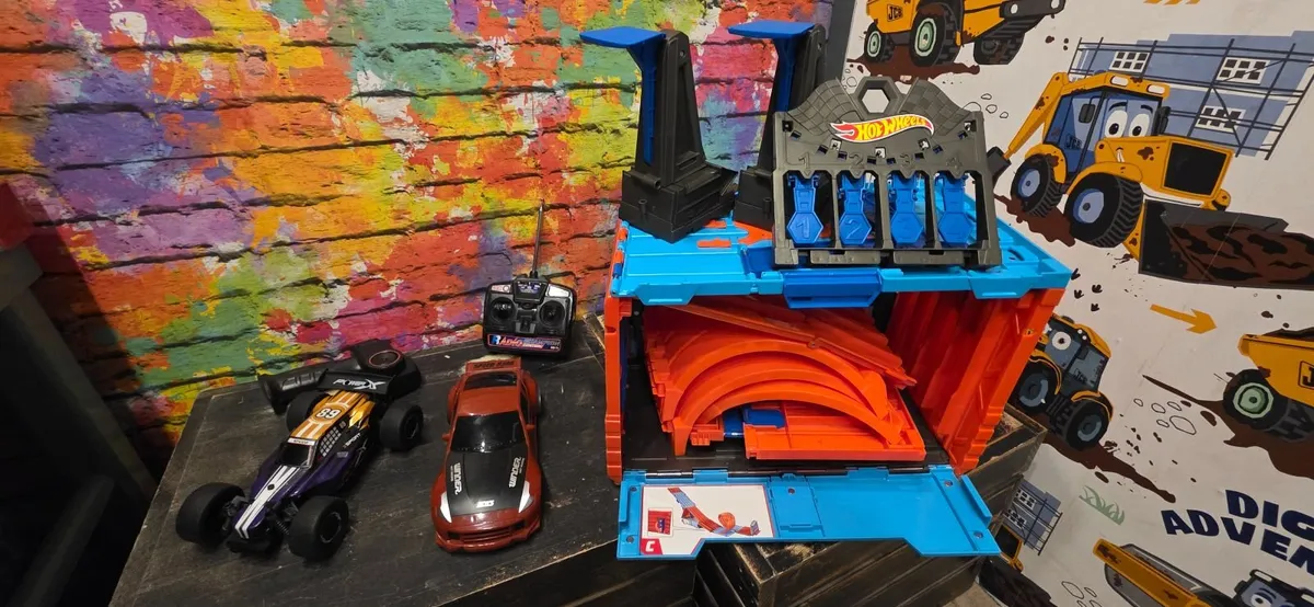 Hot wheels racing track + 2 remote control cars - Image 3