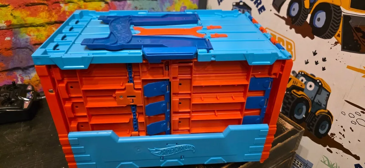 Hot wheels racing track + 2 remote control cars - Image 4