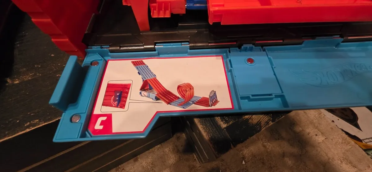 Hot wheels racing track + 2 remote control cars - Image 2