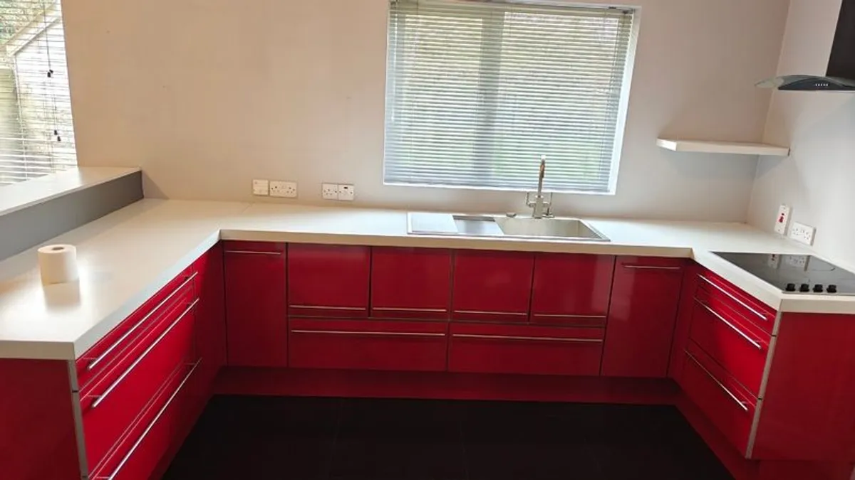 High-gloss modern kitchen - Image 1