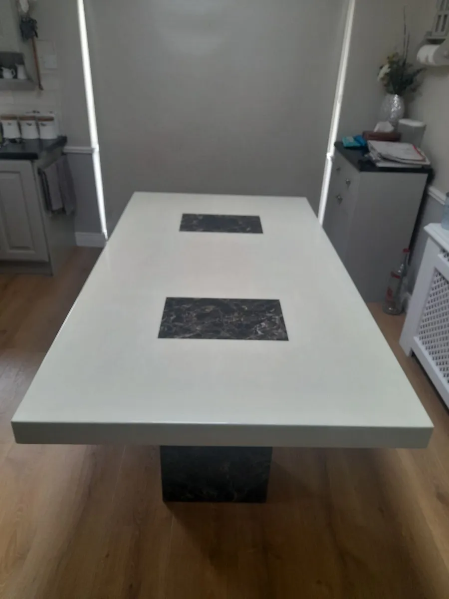 Marble table - Image 1