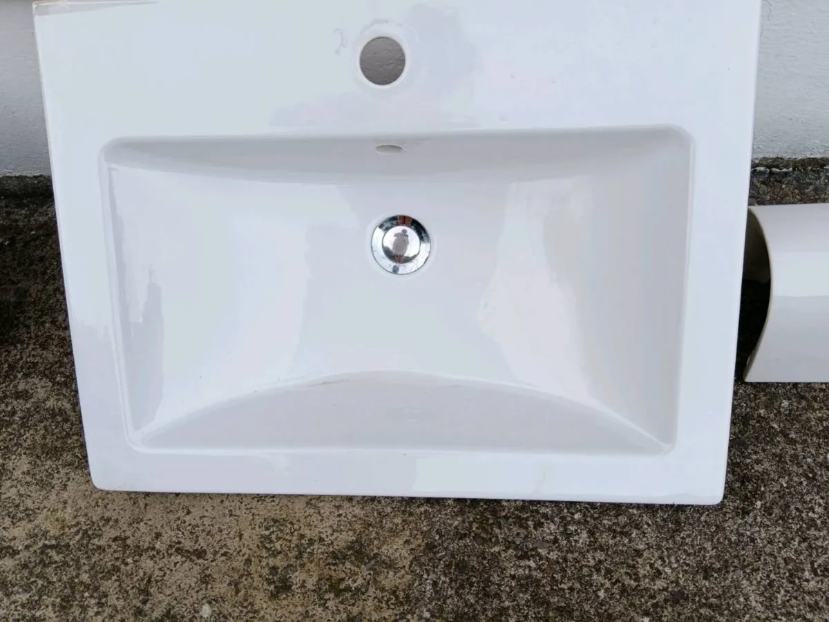 Bathroom sink and pedestal - Image 1