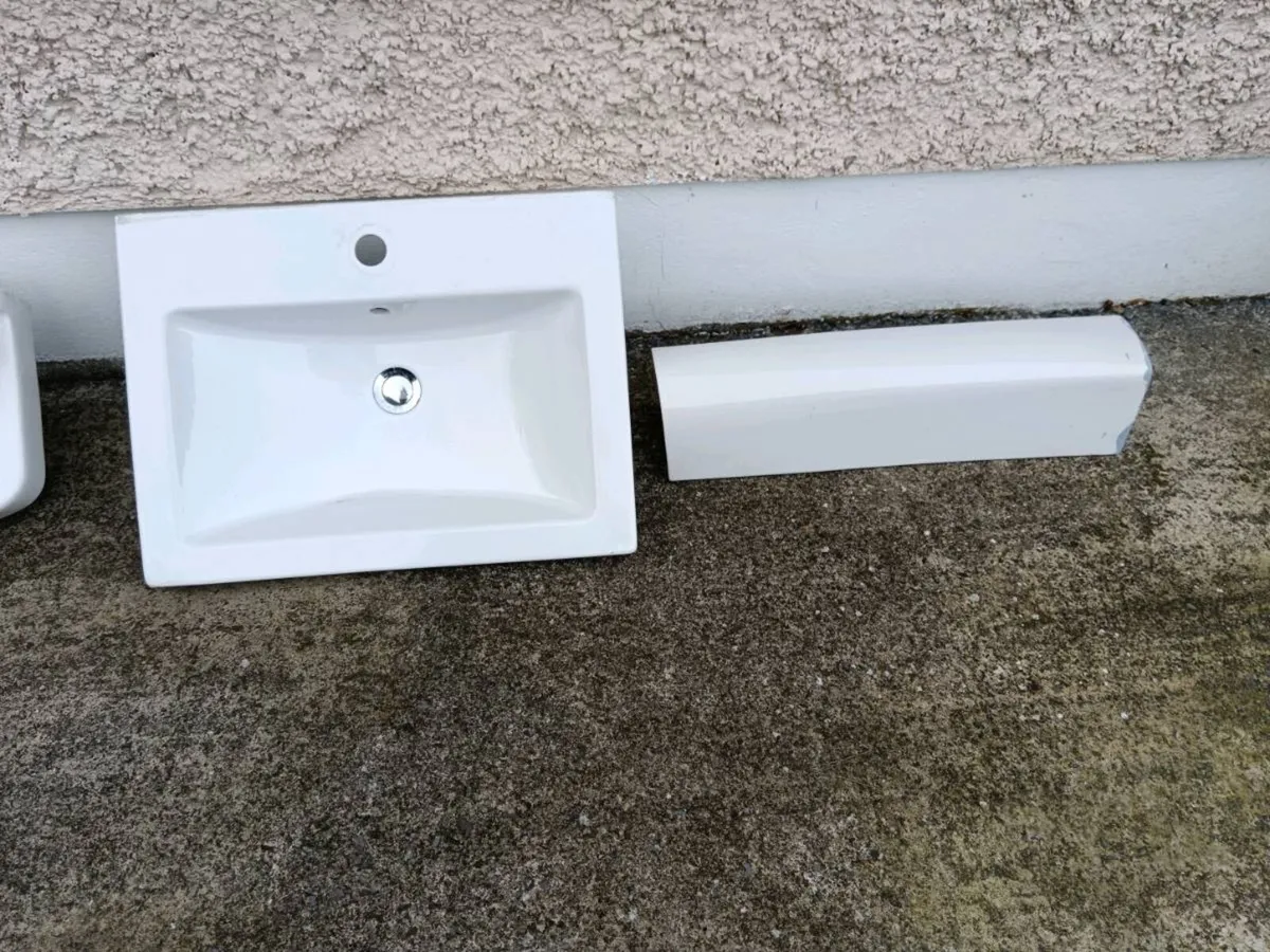 Bathroom sink and pedestal - Image 2