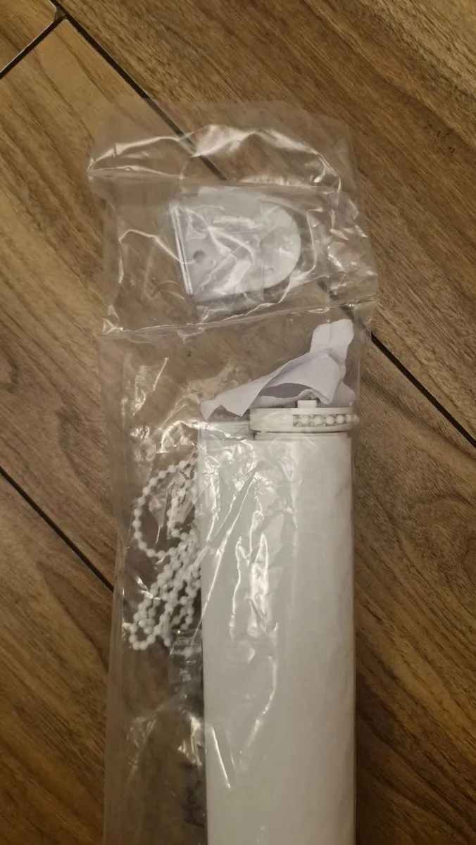 White roller blind - Image 1