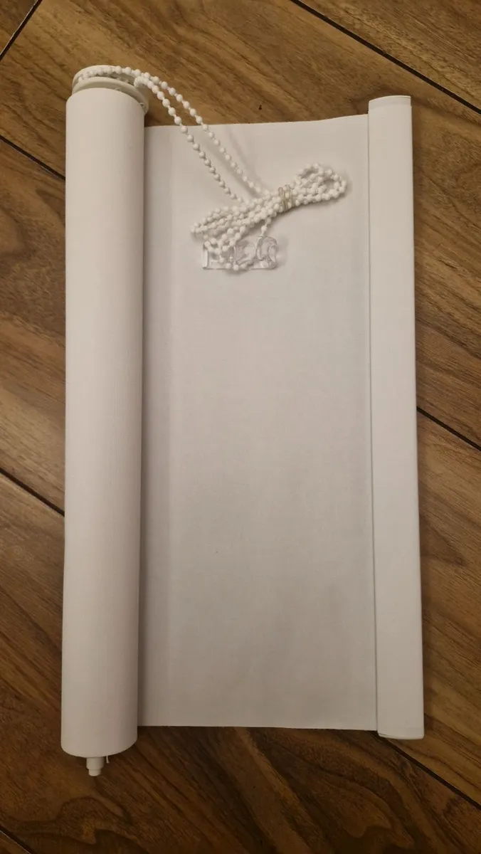 White roller blind - Image 2