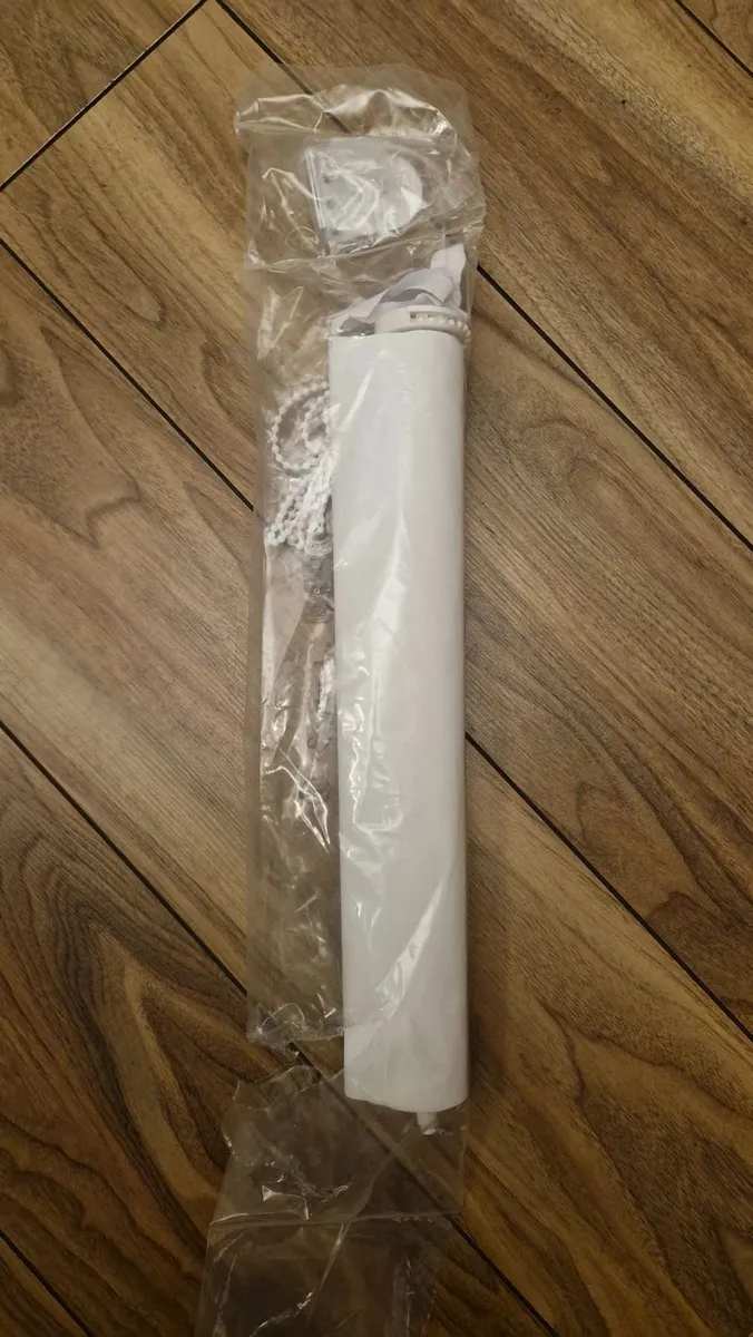 White roller blind - Image 3