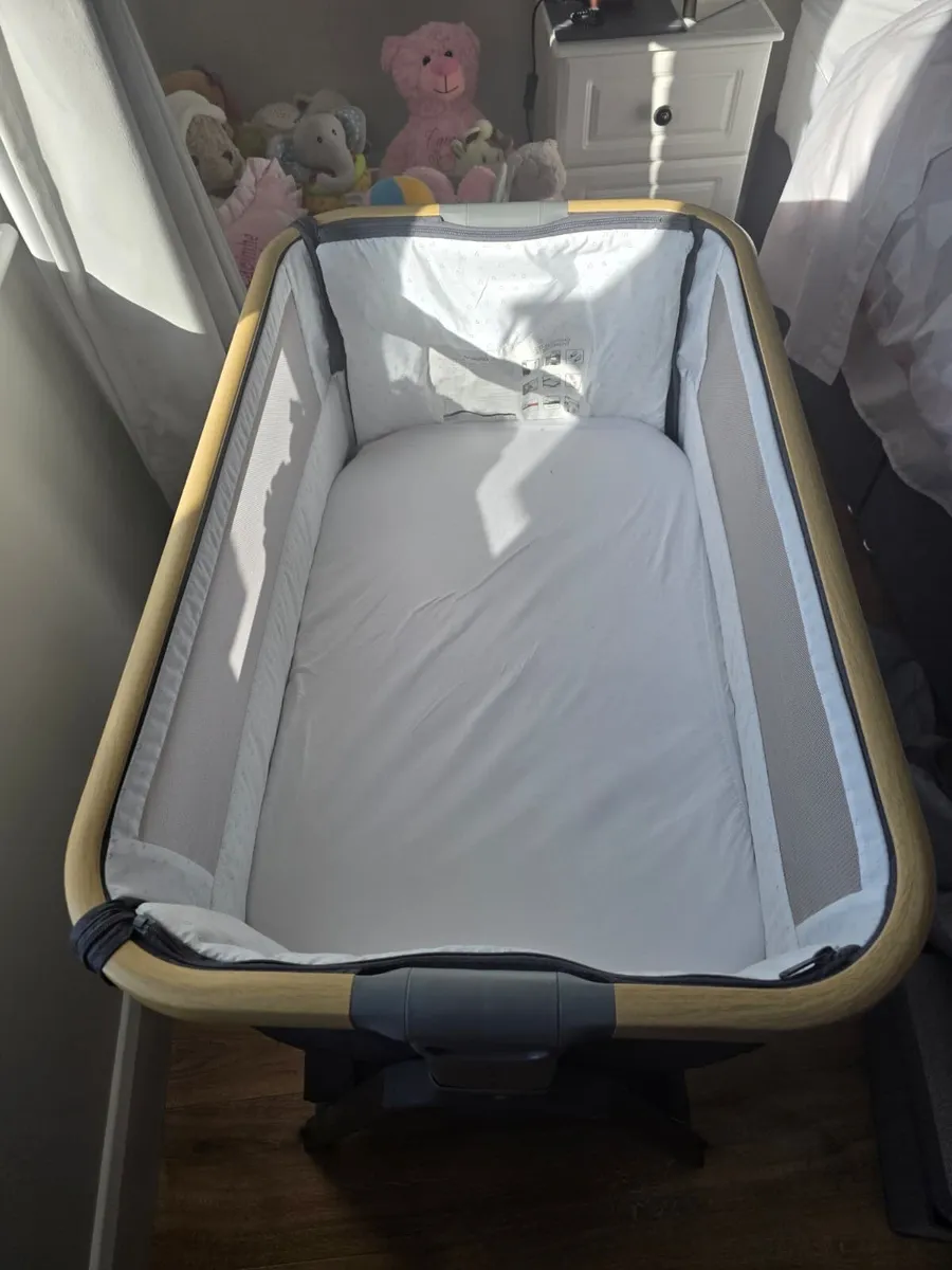 Tutti Bambini CoZee Lite Bedside Crib - Image 2