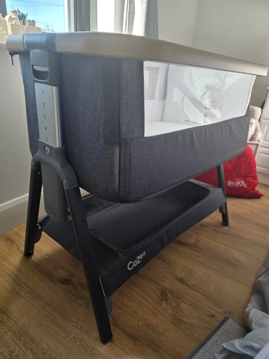 Tutti Bambini CoZee Lite Bedside Crib - Image 3