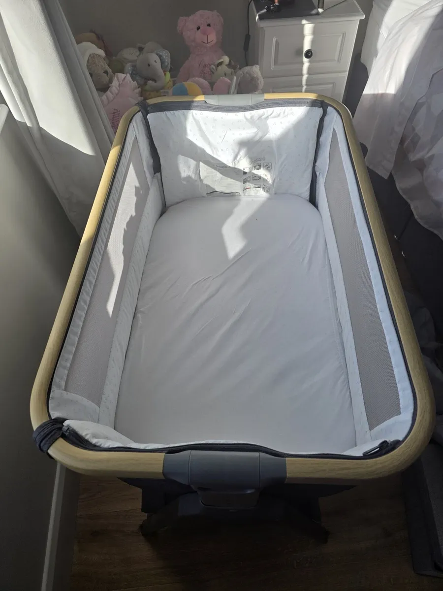 Tutti Bambini CoZee Lite Bedside Crib - Image 4