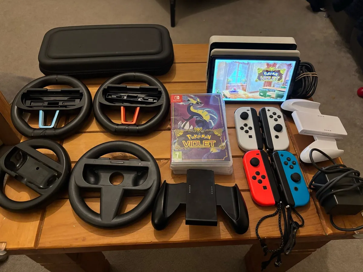 Switch OLED with 4 joy-cons and accessories - Image 1