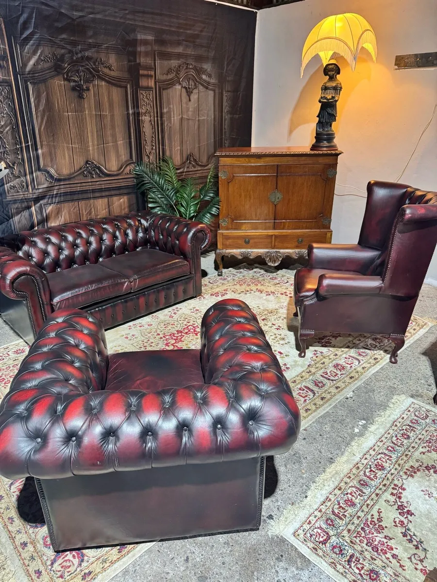 Antique Chesterfield 2-1-1 seater suite - Image 1