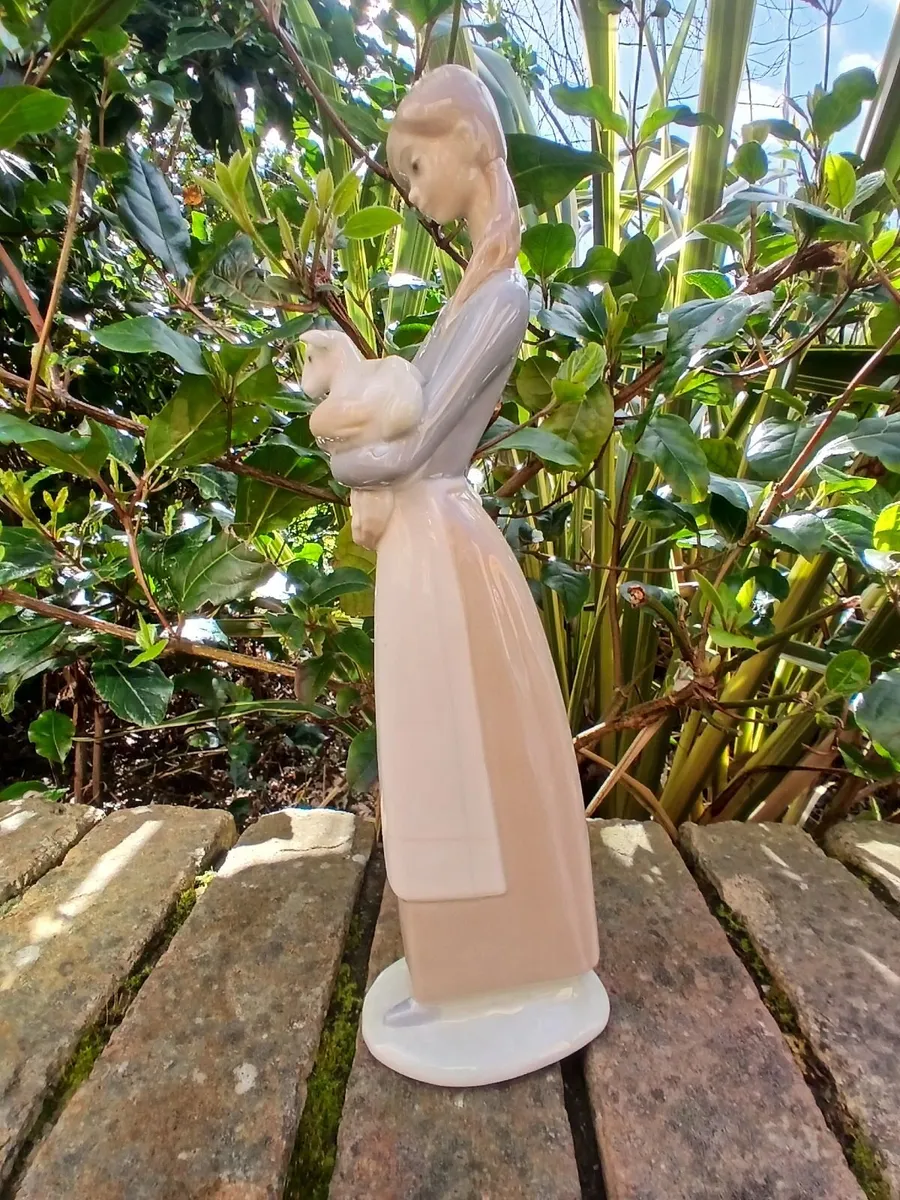 Vintage Elegant Lladro Lady holding Lamb, Figurine - Image 3
