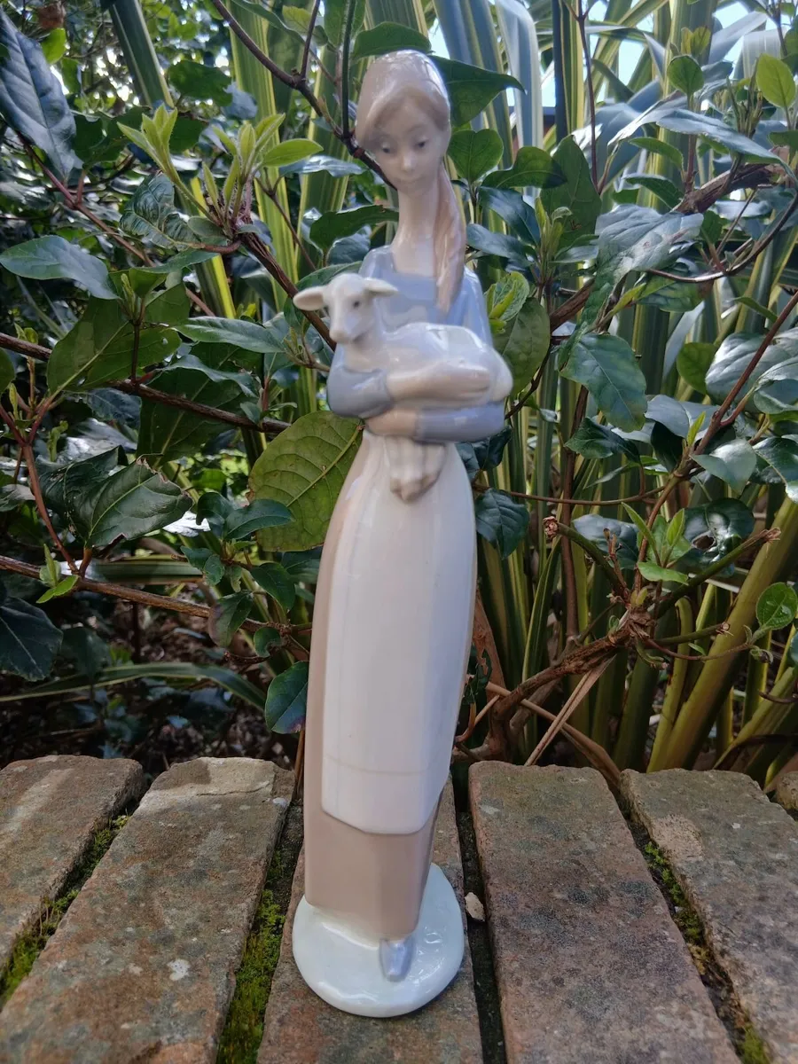 Vintage Elegant Lladro Lady holding Lamb, Figurine - Image 2