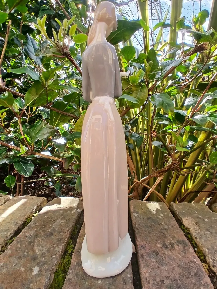 Vintage Elegant Lladro Lady holding Lamb, Figurine - Image 4