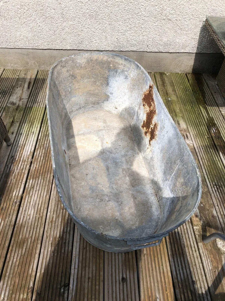 Vintage galvanized bath - Image 1