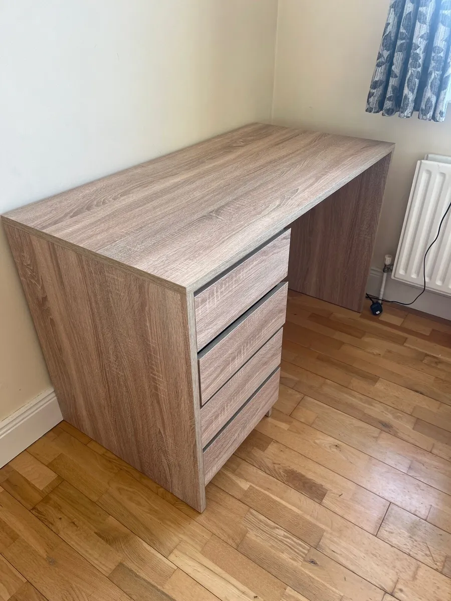 Computer desk - Image 1