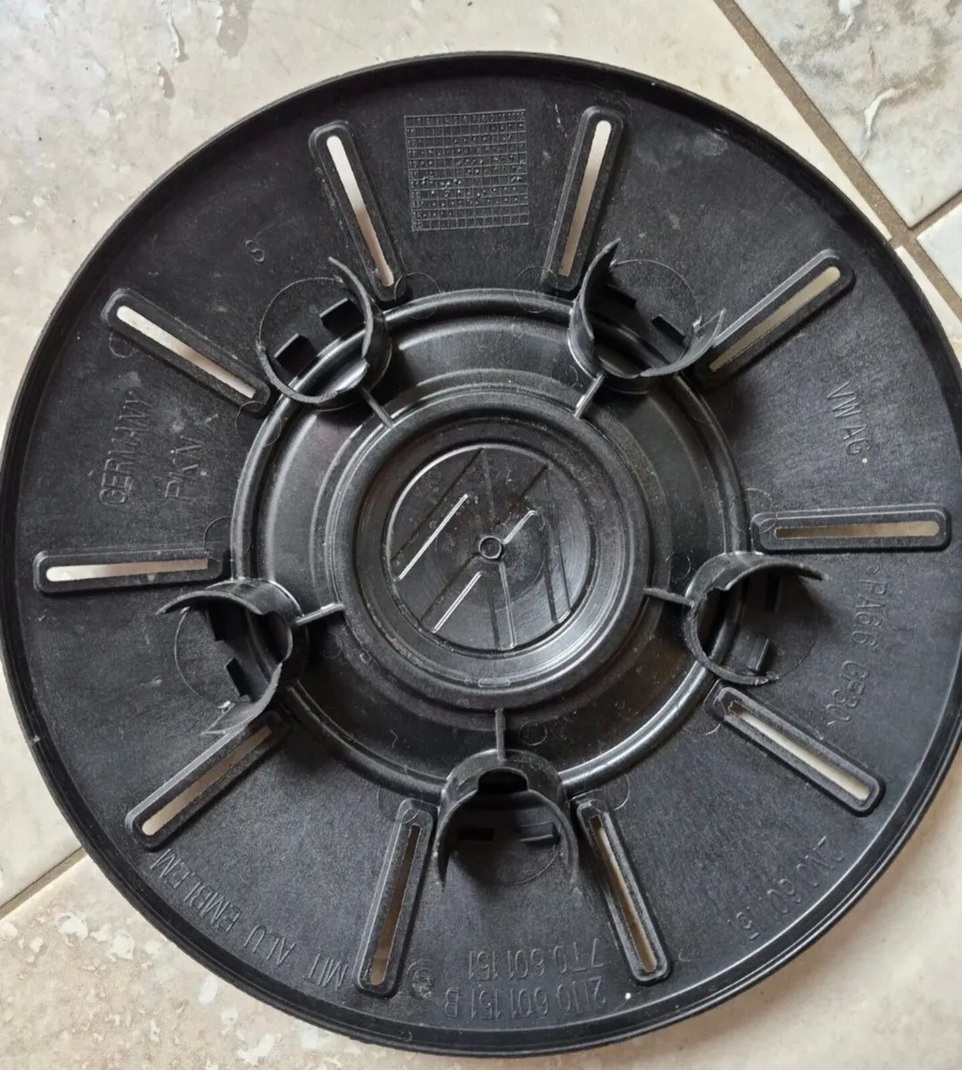 4 x Original Volkswagen Crafter Centre Caps Set - Image 2