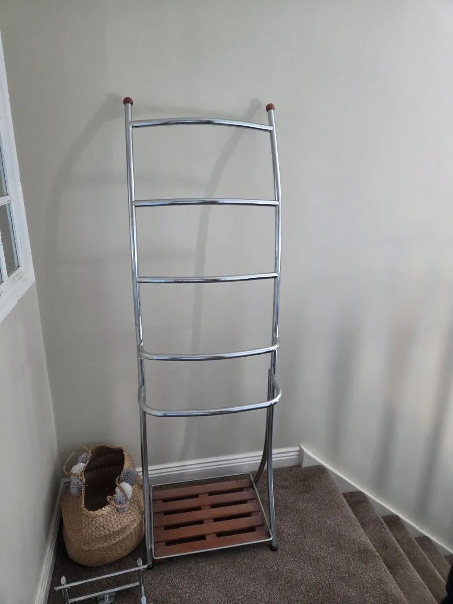 Freestanding chrome towel rail