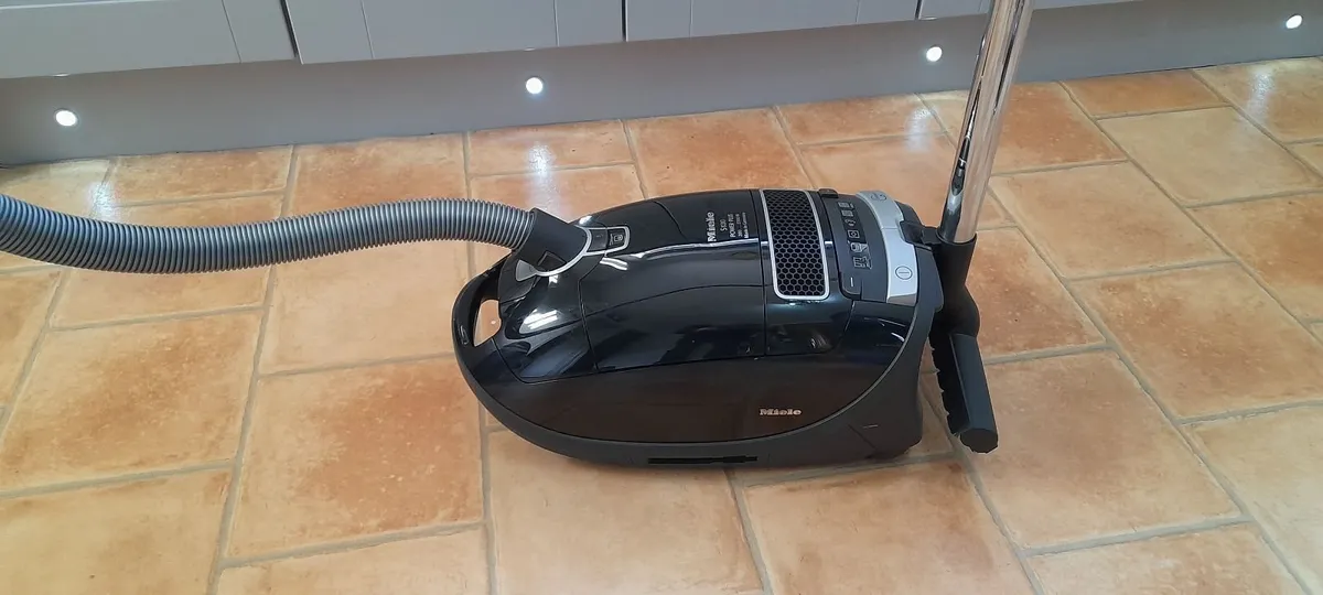 Miele vacuum cleaner - Image 1