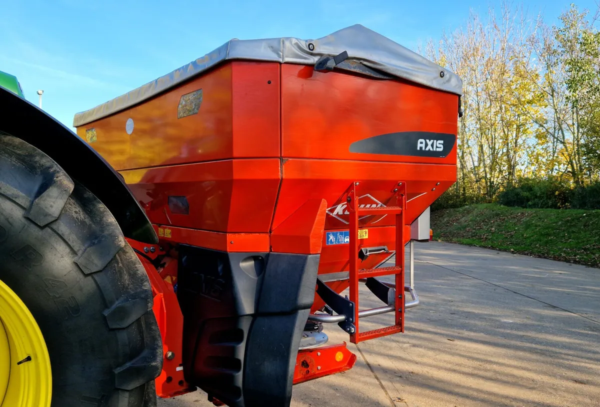 KUHN AXIS 50.1W FERTILISER SPREADER: 11017413 - Image 4
