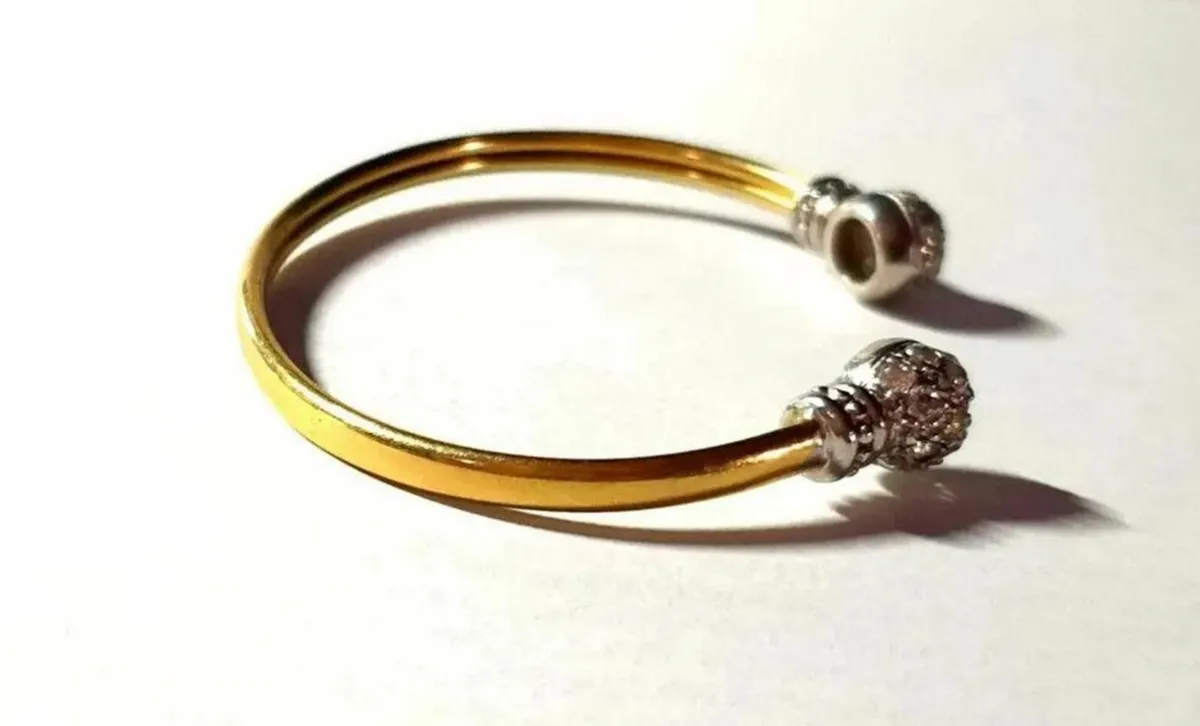 Vintage Gemset Childs 9ct Gold Torc Bangle - Image 3